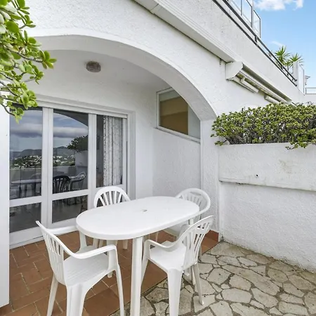 Seaside Apartment: Beachfront With Pool And Sea View *