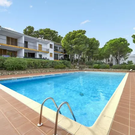 Seaside Apartment: Beachfront With Pool And Sea View * Llanca