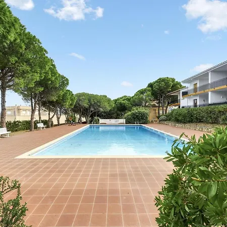 Seaside Apartment: Beachfront With Pool And Sea View Apartment *