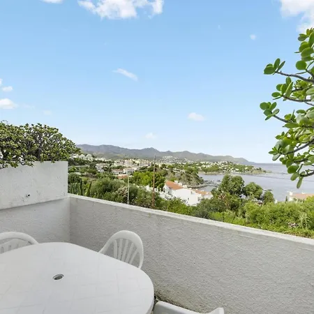 Seaside Apartment: Beachfront With Pool And Sea View * Llanca