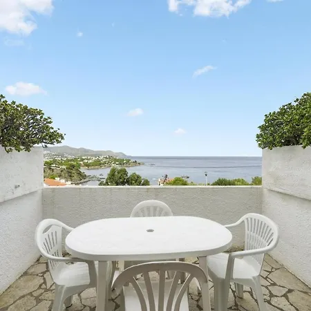 Apartment Seaside Apartment: Beachfront With Pool And Sea View *