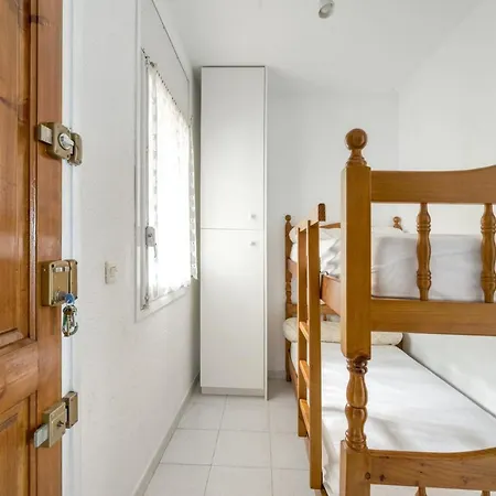 Seaside Apartment: Beachfront With Pool And Sea View * Llanca