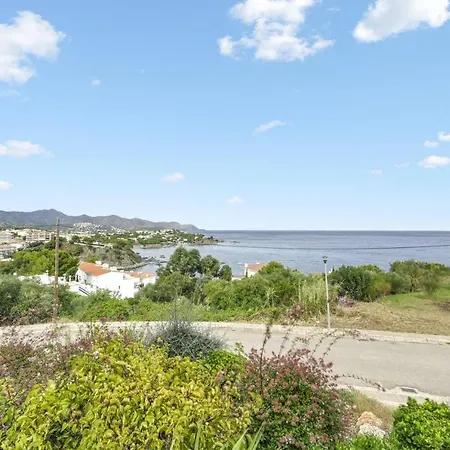 Seaside Apartment: Beachfront With Pool And Sea View Apartment *